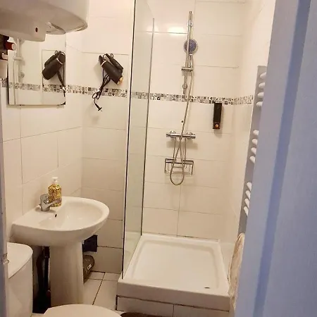 Au Pied De Montmartre Dans Résidence Avec Gardien Et Caméra De Surveillance *