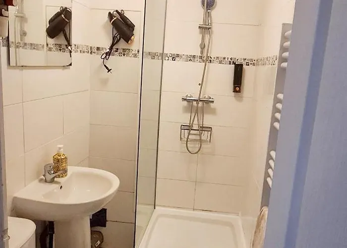 Au Pied De Montmartre Dans Résidence Avec Gardien Et Caméra De Surveillance *